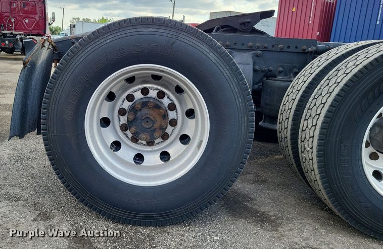 image for item MO9685 2015 Freightliner Cascadia 113  semi truck