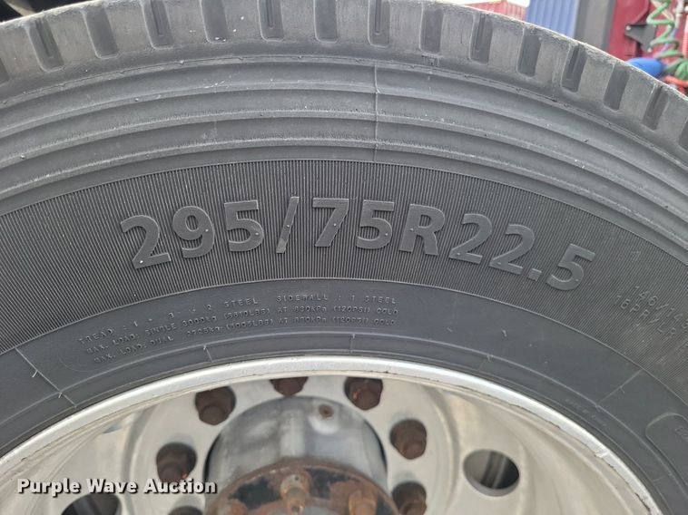 image for item MO9685 2015 Freightliner Cascadia 113  semi truck