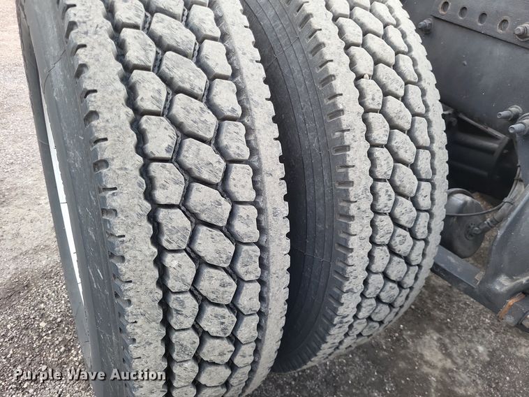 image for item MO9685 2015 Freightliner Cascadia 113  semi truck