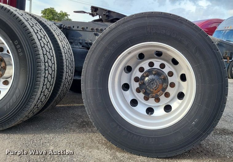 image for item MO9685 2015 Freightliner Cascadia 113  semi truck