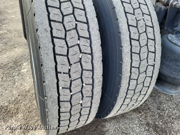 image for item MO9685 2015 Freightliner Cascadia 113  semi truck