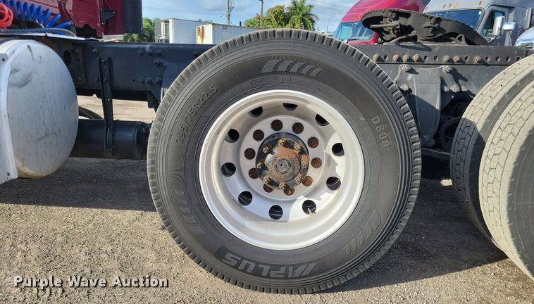 image for item MO9685 2015 Freightliner Cascadia 113  semi truck