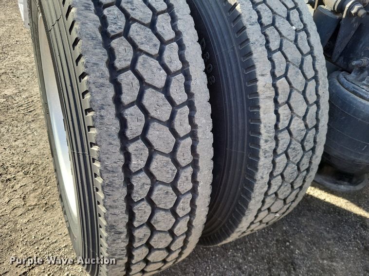 image for item MO9685 2015 Freightliner Cascadia 113  semi truck