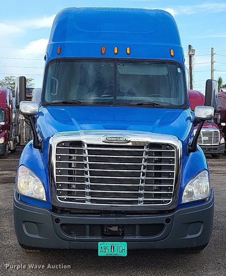 image for item MO9686 2015 Freightliner Cascadia 113  semi truck