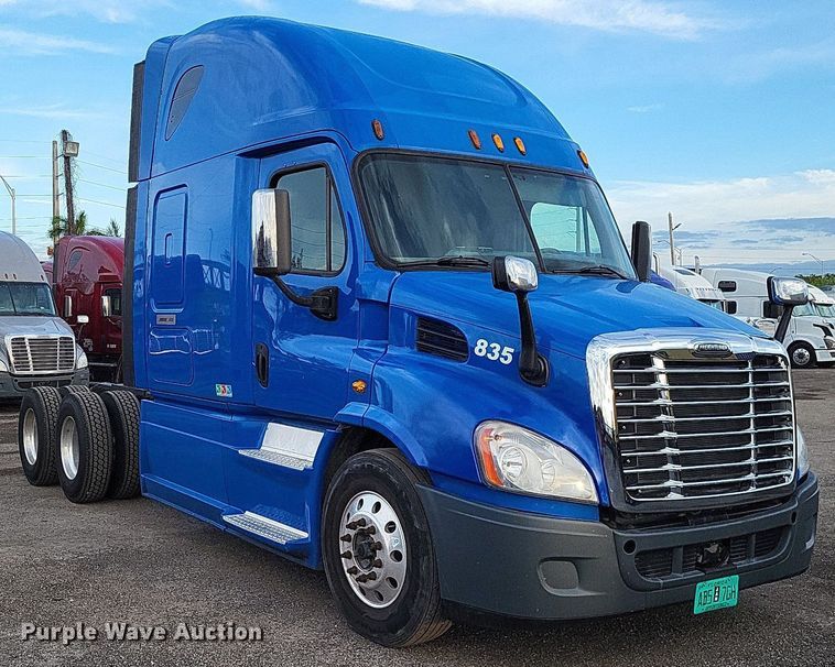 image for item MO9686 2015 Freightliner Cascadia 113  semi truck