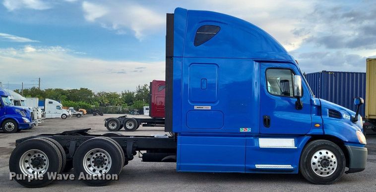 image for item MO9686 2015 Freightliner Cascadia 113  semi truck