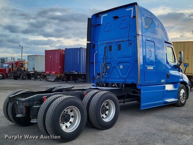 image for item MO9686 2015 Freightliner Cascadia 113  semi truck