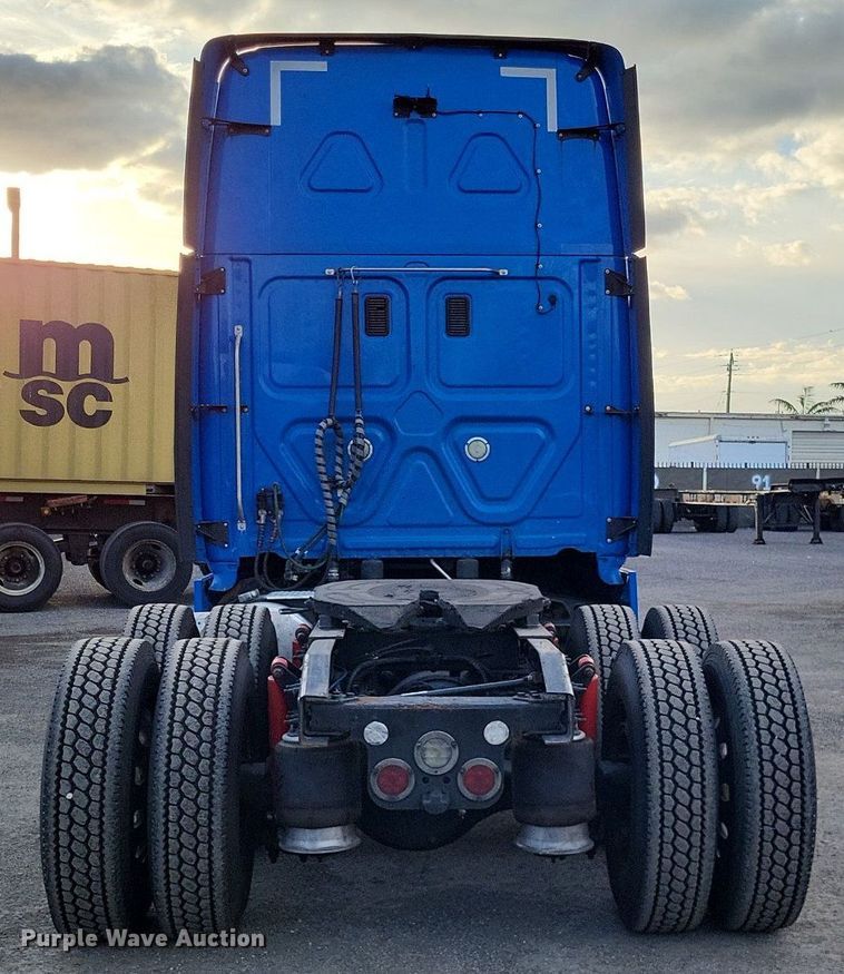 image for item MO9686 2015 Freightliner Cascadia 113  semi truck