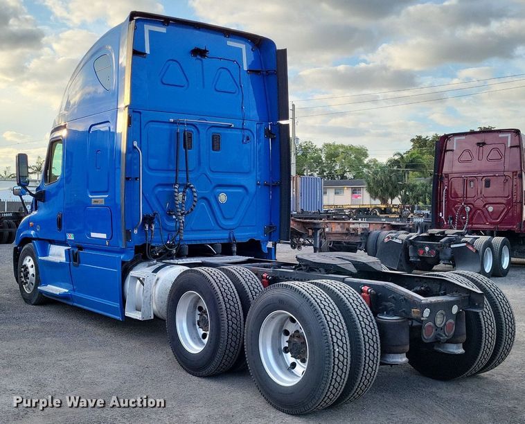 image for item MO9686 2015 Freightliner Cascadia 113  semi truck