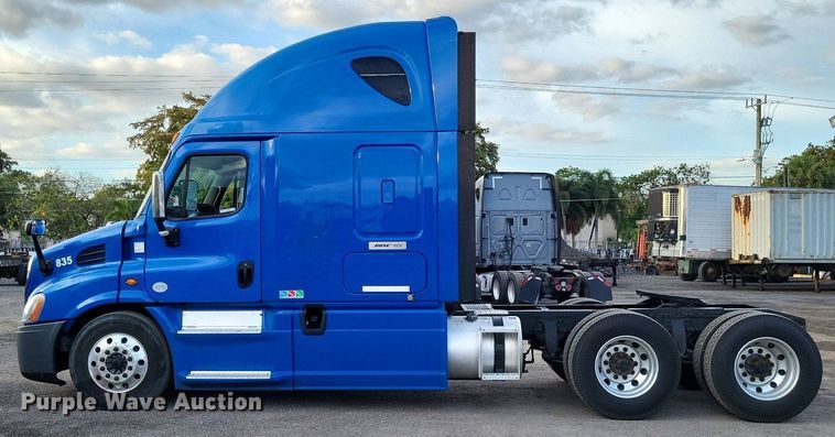 image for item MO9686 2015 Freightliner Cascadia 113  semi truck