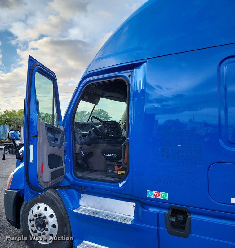 image for item MO9686 2015 Freightliner Cascadia 113  semi truck