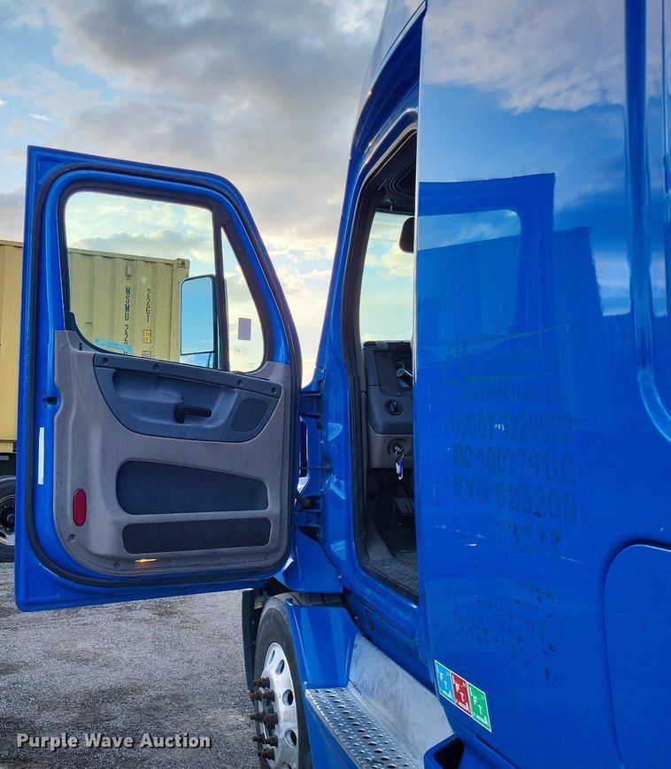 image for item MO9686 2015 Freightliner Cascadia 113  semi truck