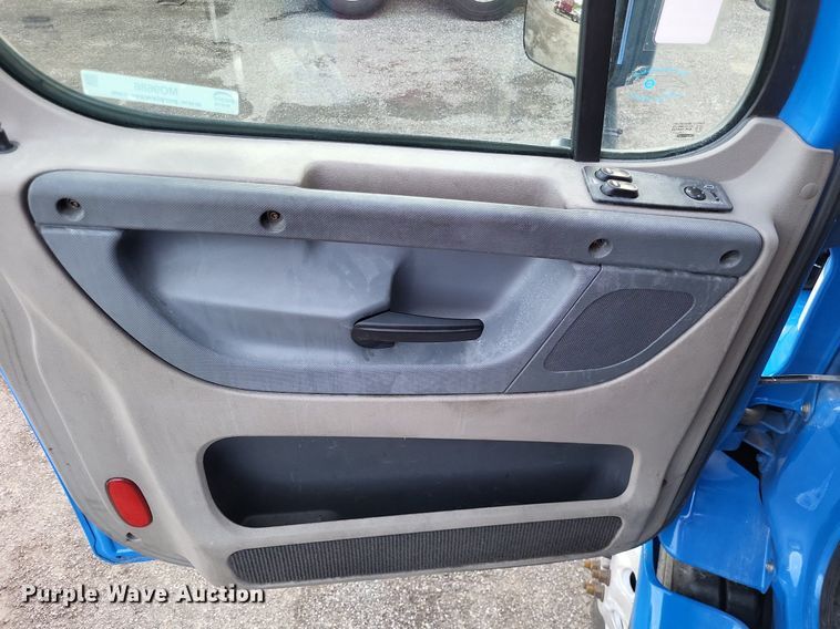 image for item MO9686 2015 Freightliner Cascadia 113  semi truck