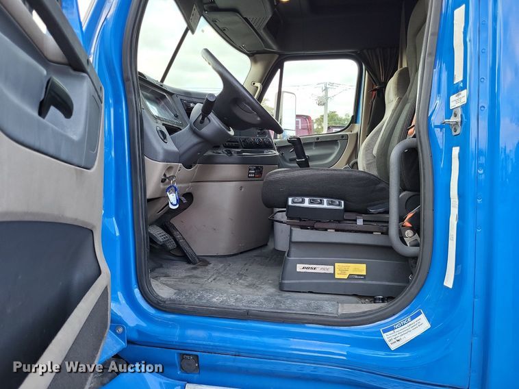 image for item MO9686 2015 Freightliner Cascadia 113  semi truck