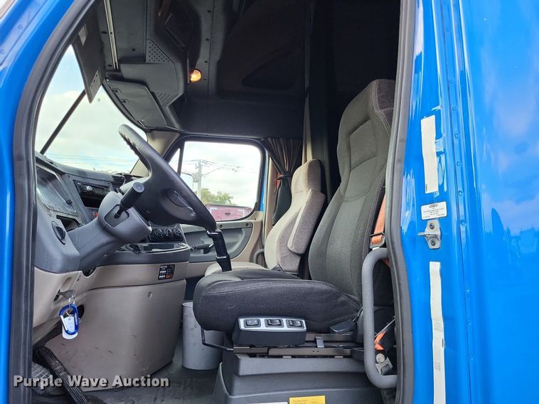 image for item MO9686 2015 Freightliner Cascadia 113  semi truck