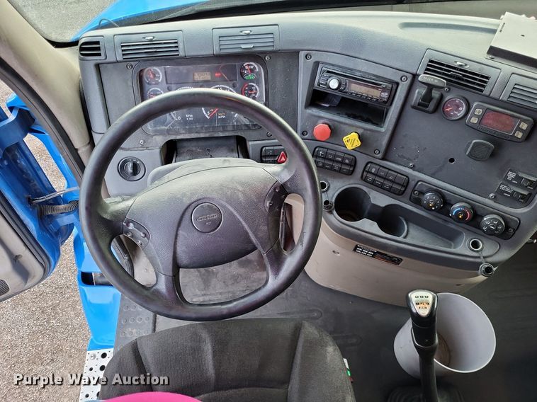 image for item MO9686 2015 Freightliner Cascadia 113  semi truck