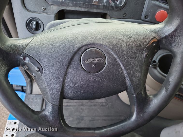 image for item MO9686 2015 Freightliner Cascadia 113  semi truck