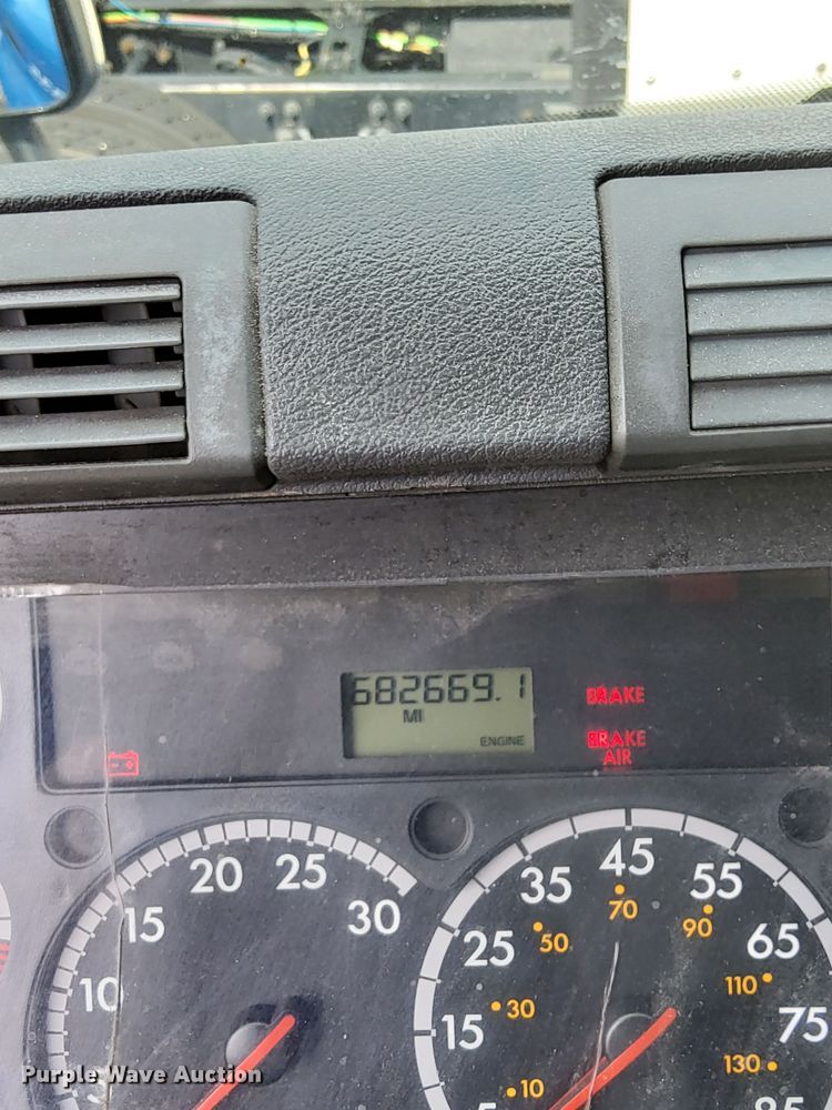 image for item MO9686 2015 Freightliner Cascadia 113  semi truck