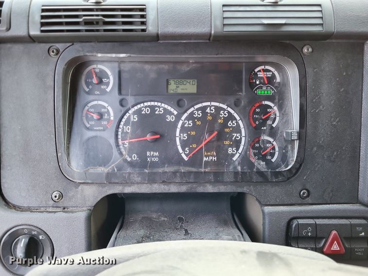 image for item MO9686 2015 Freightliner Cascadia 113  semi truck