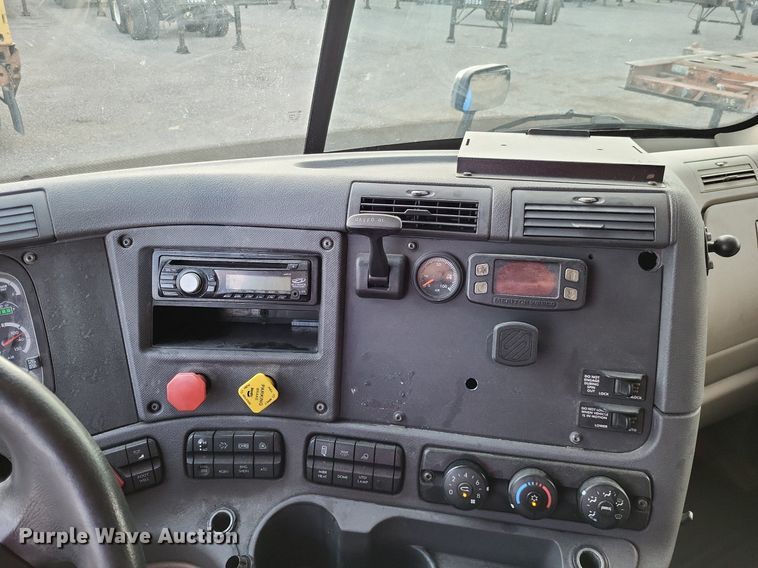 image for item MO9686 2015 Freightliner Cascadia 113  semi truck