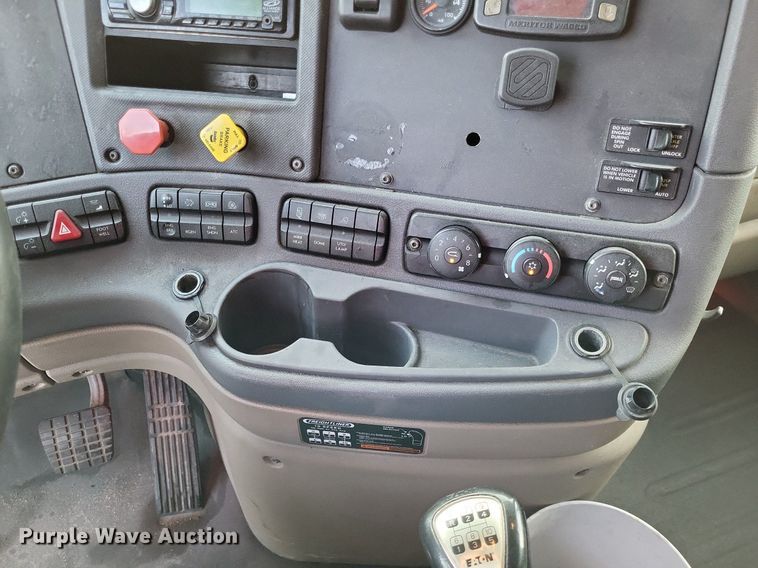 image for item MO9686 2015 Freightliner Cascadia 113  semi truck