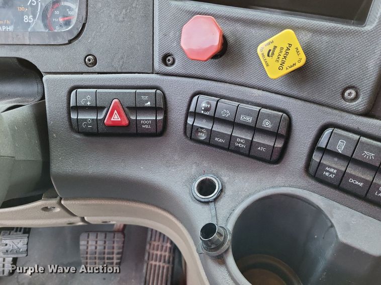 image for item MO9686 2015 Freightliner Cascadia 113  semi truck