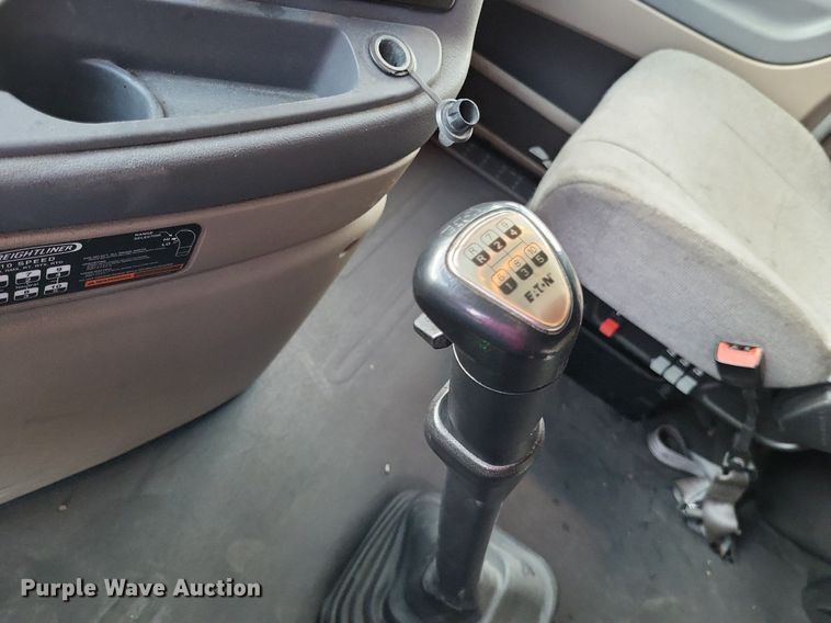 image for item MO9686 2015 Freightliner Cascadia 113  semi truck