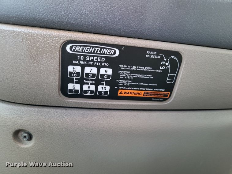 image for item MO9686 2015 Freightliner Cascadia 113  semi truck