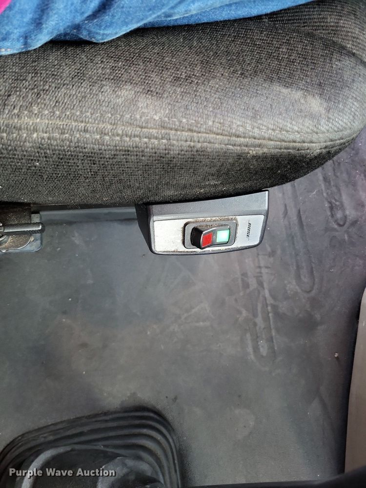 image for item MO9686 2015 Freightliner Cascadia 113  semi truck