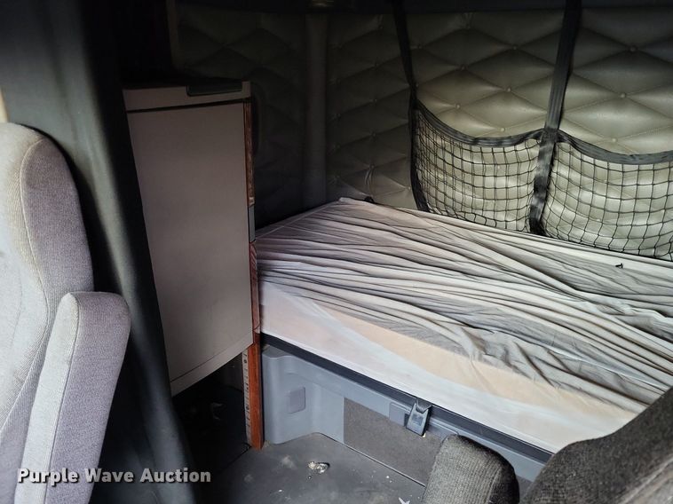 image for item MO9686 2015 Freightliner Cascadia 113  semi truck