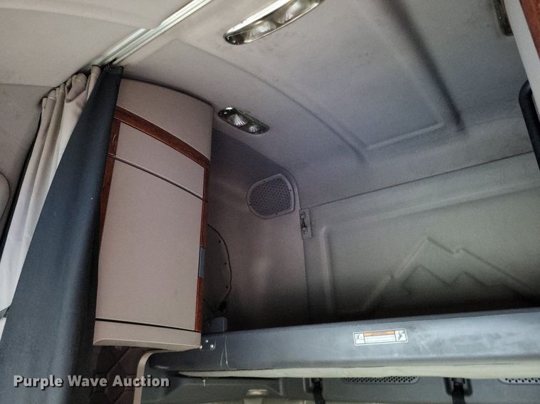 image for item MO9686 2015 Freightliner Cascadia 113  semi truck