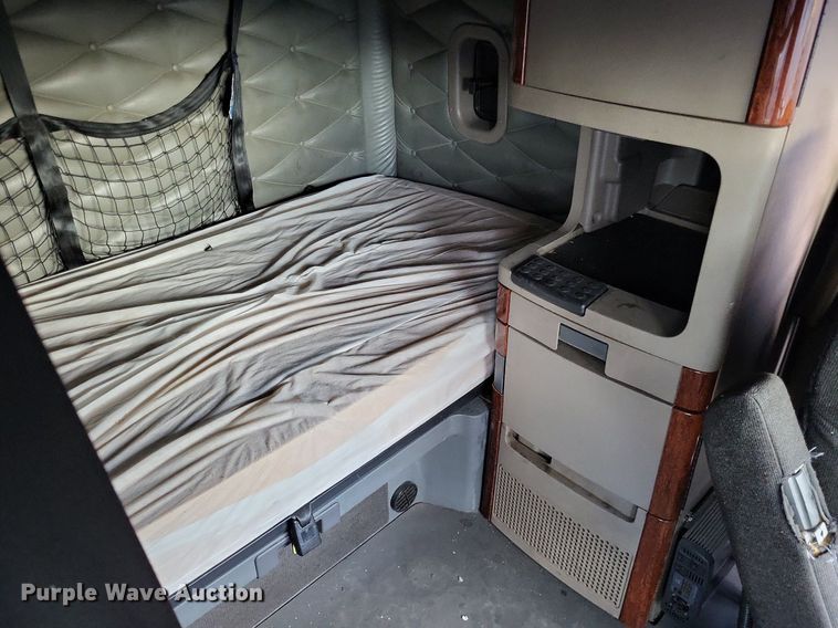 image for item MO9686 2015 Freightliner Cascadia 113  semi truck