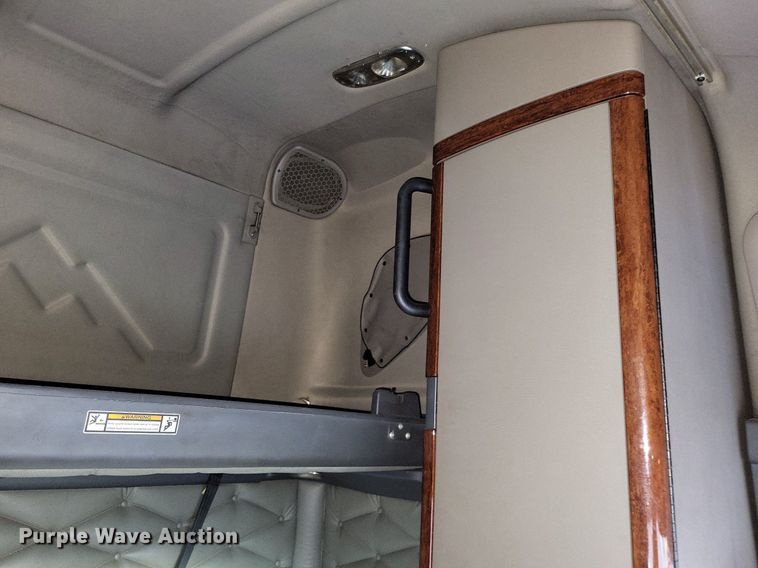 image for item MO9686 2015 Freightliner Cascadia 113  semi truck