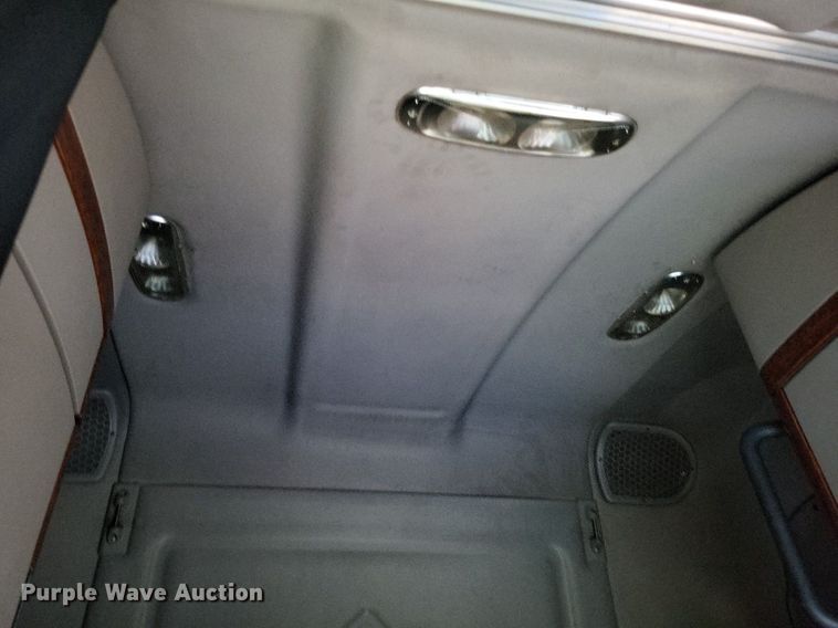 image for item MO9686 2015 Freightliner Cascadia 113  semi truck