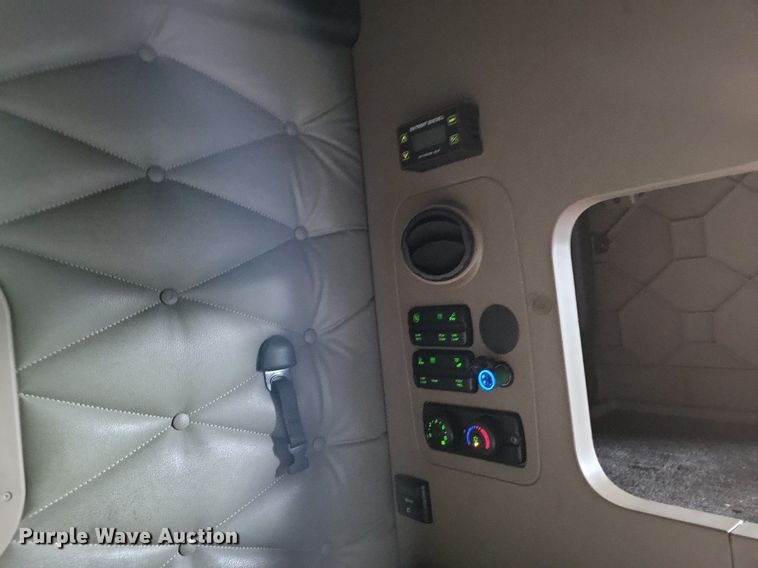 image for item MO9686 2015 Freightliner Cascadia 113  semi truck