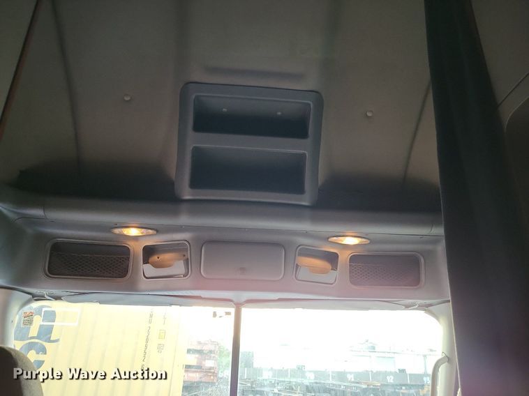 image for item MO9686 2015 Freightliner Cascadia 113  semi truck