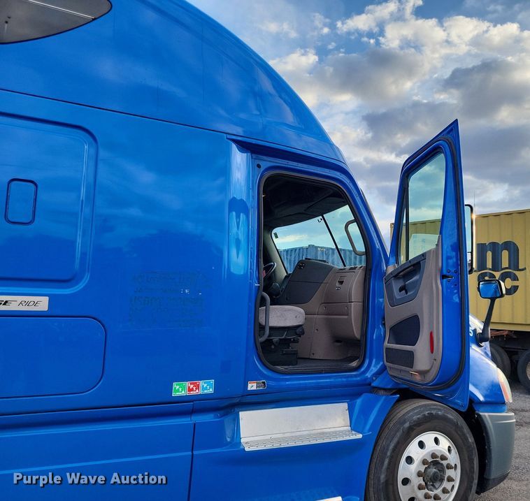 image for item MO9686 2015 Freightliner Cascadia 113  semi truck