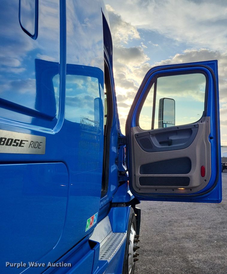 image for item MO9686 2015 Freightliner Cascadia 113  semi truck