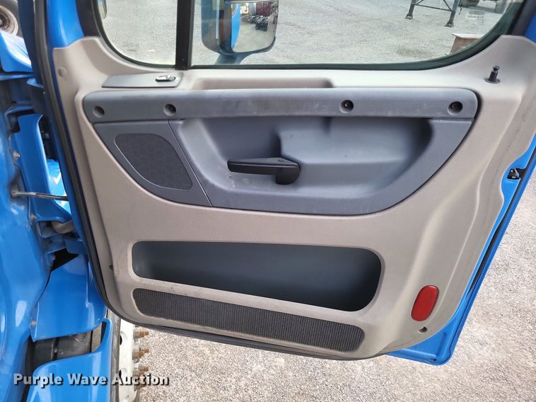 image for item MO9686 2015 Freightliner Cascadia 113  semi truck