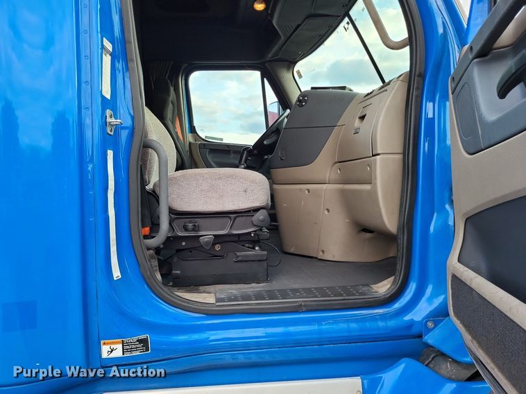 image for item MO9686 2015 Freightliner Cascadia 113  semi truck