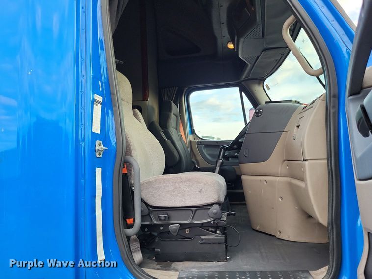 image for item MO9686 2015 Freightliner Cascadia 113  semi truck