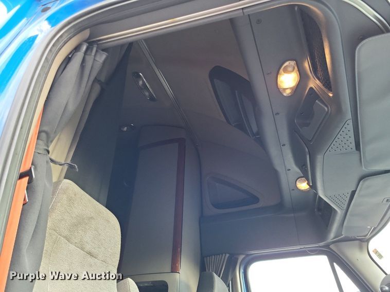 image for item MO9686 2015 Freightliner Cascadia 113  semi truck