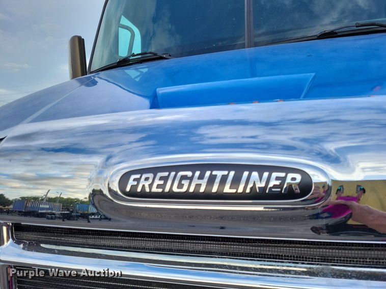 image for item MO9686 2015 Freightliner Cascadia 113  semi truck