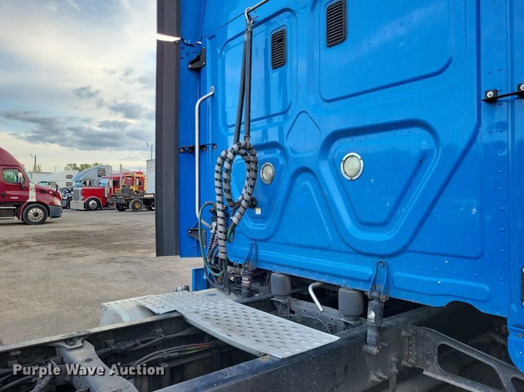 image for item MO9686 2015 Freightliner Cascadia 113  semi truck