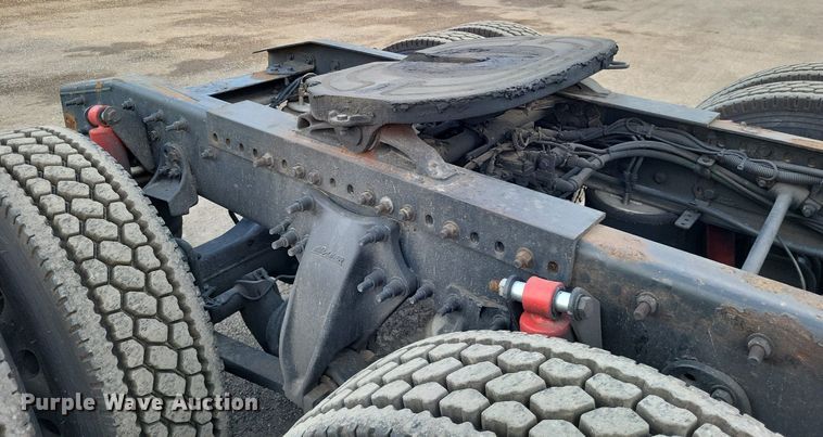 image for item MO9686 2015 Freightliner Cascadia 113  semi truck