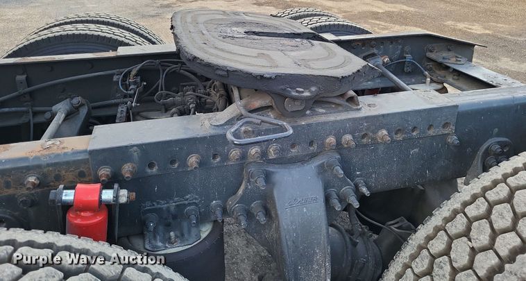 image for item MO9686 2015 Freightliner Cascadia 113  semi truck