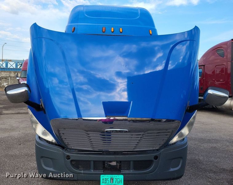image for item MO9686 2015 Freightliner Cascadia 113  semi truck