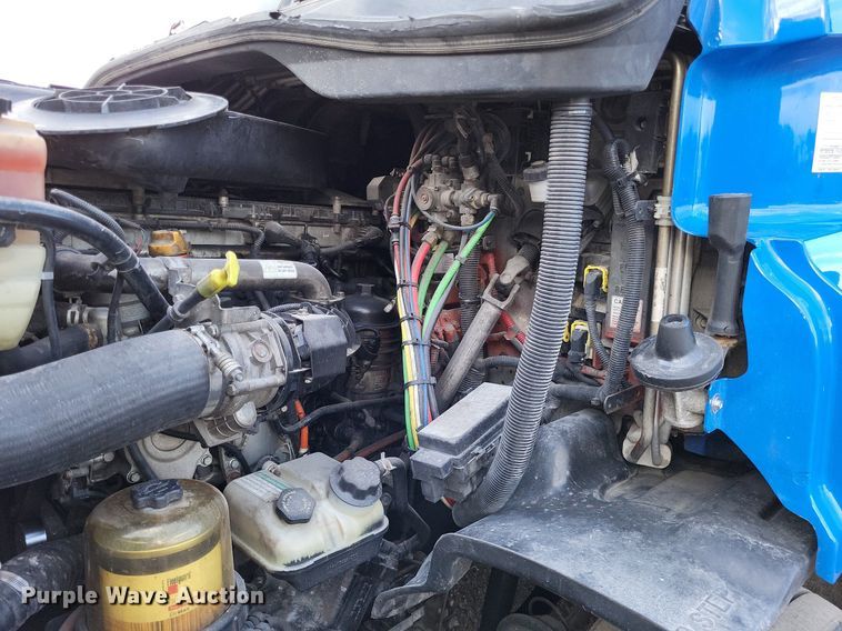 image for item MO9686 2015 Freightliner Cascadia 113  semi truck