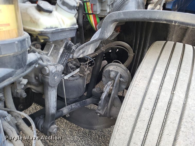 image for item MO9686 2015 Freightliner Cascadia 113  semi truck