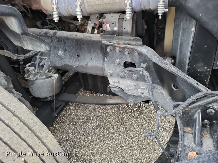 image for item MO9686 2015 Freightliner Cascadia 113  semi truck